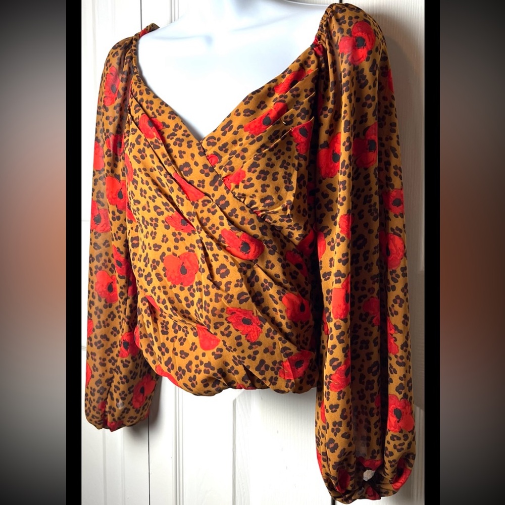 ASTR THE LABEL Blouse Cropped Smocked Drape Top Leopard Shirred Floral Medium - Picture 3 of 9